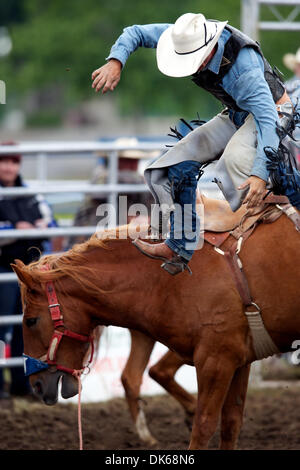 28 maggio 2011 - Marysville, CALIFORNIA, STATI UNITI - Giovanni Redig di Las Vegas NV viene contrastato off 311 al Marysville Stampede a cotone Rosser Arena in Marysville, CA. (Credito Immagine: © Matt Cohen/Southcreek globale/ZUMAPRESS.com) Foto Stock