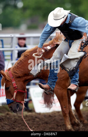 28 maggio 2011 - Marysville, CALIFORNIA, STATI UNITI - Giovanni Redig di Las Vegas NV viene contrastato off 311 al Marysville Stampede a cotone Rosser Arena in Marysville, CA. (Credito Immagine: © Matt Cohen/Southcreek globale/ZUMAPRESS.com) Foto Stock