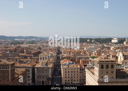 Guardando a Nord verso Via del Corso dalla sommità del Monumento Nazionale a Vittorio Emanuele II, Roma,l'Italia. Foto Stock
