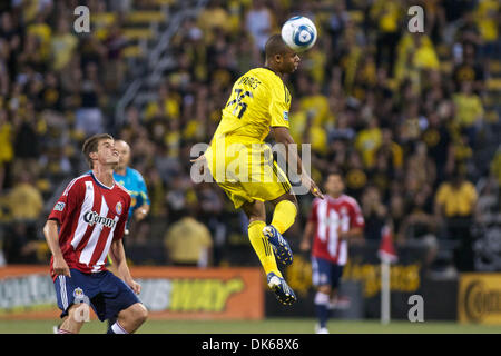 28 maggio 2011 - Columbus, Ohio, Stati Uniti - Columbus Crew defender Julius James (26) Capi la palla lontano da Chivas USA AVANTI Justin Braun (17) durante la seconda metà del gioco tra Chivas USA e Columbus Crew at Crew Stadium, Columbus, Ohio. Columbus e Chivas legato 3-3. (Credito Immagine: © Scott Stuart/Southcreek globale/ZUMAPRESS.com) Foto Stock