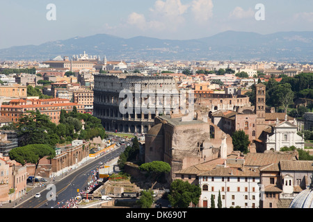 Il Colosseo a Roma, Italia, come si vede dalla parte superiore del Monumento Nazionale a Vittorio Emanuele II. Foto Stock