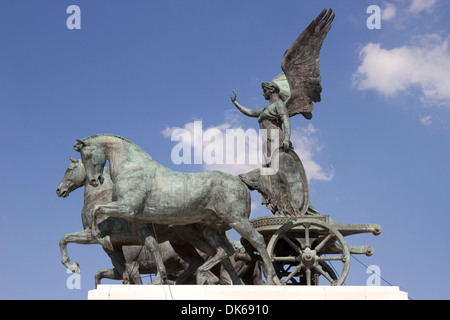 Uno di bronzo quadrigae sulla sommità del Monumento Nazionale a Vittorio Emanuele II, Roma, lazio, Italy. Foto Stock