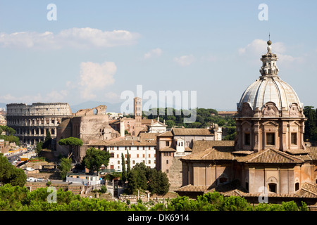 Chiesa dei Santi Luca e Martina e il Colosseo a Roma, Italia. Foto Stock