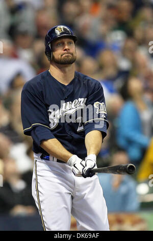 29 maggio 2011 - Milwaukee, Wisconsin, Stati Uniti - Milwaukee Brewers diritto fielder Mark Kotsay (25) reagisce dopo una rotazione e perdere su questo a bat. Il Milwaukee Brewers sconfitto i San Francisco Giants 6-0 a Miller Park di Milwaukee. (Credito Immagine: © Giovanni Fisher/Southcreek globale/ZUMAPRESS.com) Foto Stock