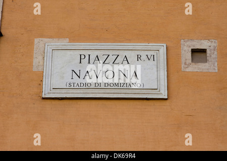 Un cartello stradale per la famosa Piazza Novona (Stadio di Domiziano) in Roma Lazio Italia. Foto Stock