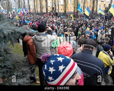 Kiev, Ucraina. Il 1 dicembre 2013. Migliaia di manifestanti che stanno marciando nella capitale ucraina in segno di protesta al presidente il rifiuto di firmare un commercio UE trattativa. Credito: OlegMit/Alamy Live News Foto Stock