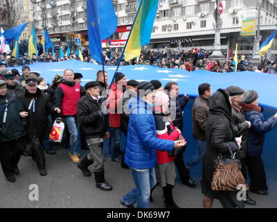 Kiev, Ucraina. Il 1 dicembre 2013. Migliaia di manifestanti che stanno marciando nella capitale ucraina in segno di protesta al presidente il rifiuto di firmare un commercio UE trattativa. Credito: OlegMit/Alamy Live News Foto Stock