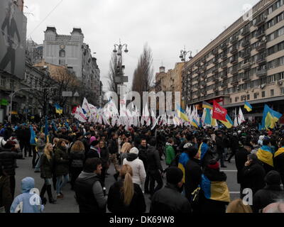 Kiev, Ucraina. Il 1 dicembre 2013. Migliaia di manifestanti che stanno marciando nella capitale ucraina in segno di protesta al presidente il rifiuto di firmare un commercio UE trattativa. Credito: OlegMit/Alamy Live News Foto Stock