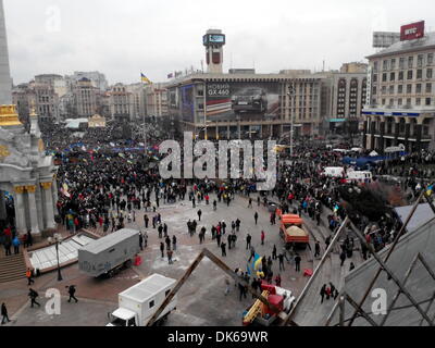 Kiev, Ucraina. Il 1 dicembre 2013. Migliaia di manifestanti che stanno marciando nella capitale ucraina in segno di protesta al presidente il rifiuto di firmare un commercio UE trattativa. Credito: OlegMit/Alamy Live News Foto Stock