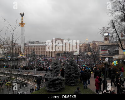 Kiev, Ucraina. Il 1 dicembre 2013. Migliaia di manifestanti che stanno marciando nella capitale ucraina in segno di protesta al presidente il rifiuto di firmare un commercio UE trattativa. Credito: OlegMit/Alamy Live News Foto Stock