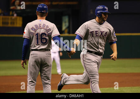 30 maggio 2011 - San Pietroburgo, Florida, Stati Uniti - Texas Rangers catcher Mike Napoli (25) celebra come egli arrotonda le basi dopo aver colpito un home run durante il match up tra il Tampa Bay Rays e Texas Rangers. Rangers Win 11 - 5. (Credito Immagine: © Luca Johnson/Southcreek globale/ZUMApress.com) Foto Stock