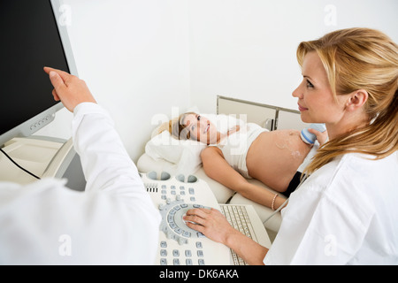 Gli ostetrici la scansione della donna incinta, ventre Foto Stock