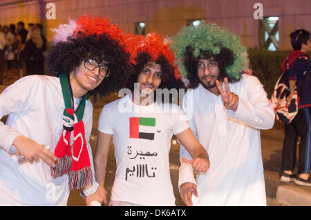 Dubai, EAU. 2° dicembre 2013. Il quarantaduesimo anniversario della fondazione Emirates è stato celebrato in Dubai. Il Burj al Arab facciata è stato coperto con la bandiera nazionale di colore e un omaggio alla scheiks e nella strada di Jumeirah Emirates giovani spruzzata automobili e persone. Credito: jonatha borzicchi editoriale/Alamy Live News Foto Stock