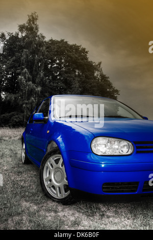 Vista frontale di un blu veicolo passeggeri Foto Stock