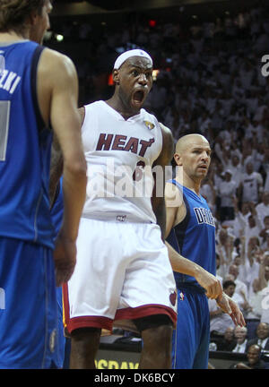 31 maggio 2011 - Miami, Florida, Stati Uniti - LEBRON JAMES del calore urla dopo un quarto trimestre dunk mentre Jason Kidd osserva da dietro. (Credito Immagine: © Damon Higgins/Palm Beach post/ZUMAPRESS.com) Foto Stock