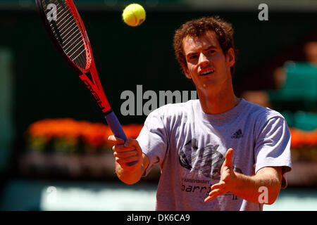 1 giugno 2011 - Parigi, Francia - 01/06/11 - Parigi Francia - Andy Murray (GBR) praticare su corte Suzanne Lenglen prima della sua vittoria match in quarti del 2011 Roland Garros di Parigi. (Credito Immagine: © Andrea Ranalli/Southcreek globale/ZUMAPRESS.com) Foto Stock