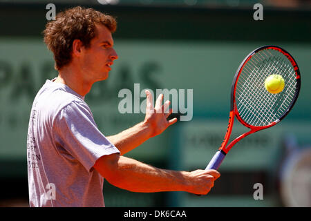 1 giugno 2011 - Parigi, Francia - 01/06/11 - Parigi Francia - Andy Murray (GBR) praticare su corte Suzanne Lenglen prima della sua vittoria match in quarti del 2011 Roland Garros di Parigi. (Credito Immagine: © Andrea Ranalli/Southcreek globale/ZUMAPRESS.com) Foto Stock