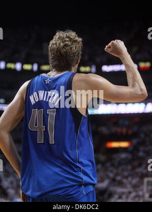 Giugno 02, 2011 - Miami, Florida, Stati Uniti - Il Mr AVS' Dirk Nowitzki pompe il pugno dopo aver apportato un grande colpo nel quarto trimestre di giovedì la partita contro il calore. (Credito Immagine: © Damon Higgins/Palm Beach post/ZUMAPRESS.com) Foto Stock