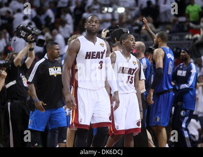 Giugno 02, 2011 - Miami, Florida, Stati Uniti - Il calore di Dwyane Wade e Mario Chalmers uscire dalla corte dopo la perdita di Mr AVS di giovedì scorso del gioco. (Credito Immagine: © Damon Higgins/Palm Beach post/ZUMAPRESS.com) Foto Stock