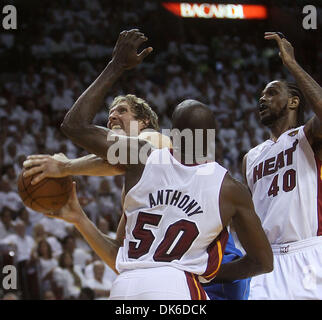 Giugno 02, 2011 - Miami, Florida, Stati Uniti - Dirk Nowitzki del Mr AVS cerca sala offensiva contro il calore di Joel Anthony e Udonis Haslem. (Credito Immagine: © Damon Higgins/Palm Beach post/ZUMAPRESS.com) Foto Stock