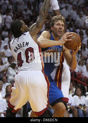 Giugno 02, 2011 - Miami, Florida, Stati Uniti - Il Mr AVS Dirk Nowitzki gruppi difensori di calore Udonis Haslem e Chris Bosh. (Credito Immagine: © Damon Higgins/Palm Beach post/ZUMAPRESS.com) Foto Stock