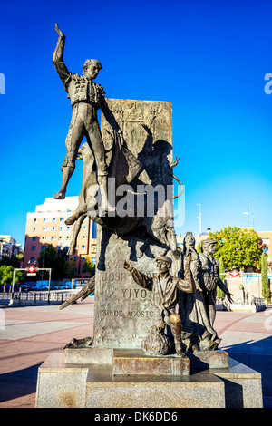 Punto di riferimento di Madrid. Torero scultura davanti la corrida arena Plaza de Toros de Las Ventas di Madrid, e a siti di interesse turistico Foto Stock