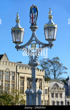 Lampada posta sul ponte Lendal, York, Yorkshire, Inghilterra, Regno Unito, Europa Foto Stock