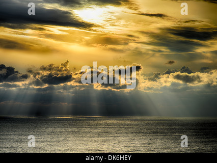 Tempesta sul mare dopo una pioggia. Immagine hdr Foto Stock