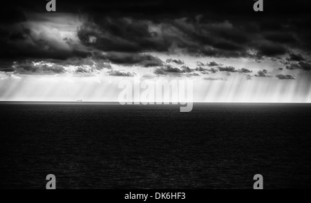 Tempesta sul mare dopo una pioggia. Immagine hdr Foto Stock