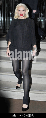Gwen Stefani vestito in un breve inizio e collant nero arriva a Novikov ristorante a Mayfair Gwen è attualmente la promozione di n. Foto Stock