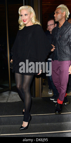 Gwen Stefani vestito in un breve inizio e collant nero a Novikov ristorante a Mayfair Gwen è attualmente la promozione senza dubbio's Foto Stock