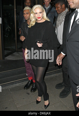 Gwen Stefani vestito in un breve inizio e collant nero a Novikov ristorante a Mayfair Gwen è attualmente la promozione senza dubbio's Foto Stock