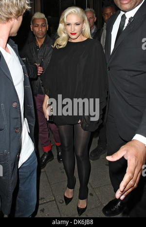Gwen Stefani vestito in un breve inizio e collant nero a Novikov ristorante a Mayfair Gwen è attualmente la promozione senza dubbio's Foto Stock