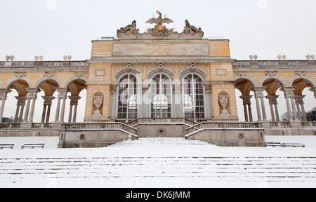 VIENNA - gennaio 15: Gloriette dai giardini del Palazzo di Schonbrunn inverno. Gloriette costruita nell'anno 1775 Foto Stock