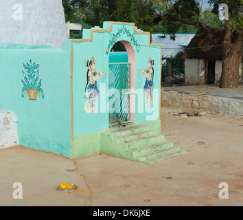 Rurale villaggio indiano tempio indù la pittura di una donna Indiana / Gopi offrendo fiori. Andhra Pradesh, India Foto Stock