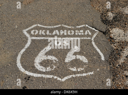 Route 66 scudo dipinto sul vecchio asfalto Foto Stock