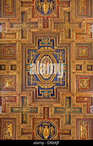 Roma - MARZO 21: scolpite soffitto rinascimentale della chiesa di Santa Maria dell'Aracoeli il 21 marzo 2012 a Roma. Foto Stock