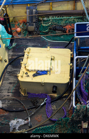 Portello sul peschereccio per traino,bm 30,brixham trawler,sara lena,pescherecci da traino con buttafuori ormeggiato a Torquay docks,nave parte, nessuno, fatiscente, verde brow Foto Stock