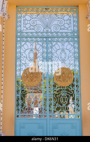 Dettaglio della vittoria gate con la guglia del trono sala dietro, palazzo reale di Phnom Penh, Cambogia Foto Stock