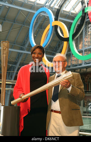 Giugno 08, 2011 - Londra, Inghilterra, Regno Unito - Ex Torchbearer Denise Lewis con 1948 relè portatore di torcia PLAYFOOT AUSTIN con un primo sguardo al prototipo design torcia per il London 2012 Torcia Olimpica a London St Pancras International Train Station. La Torcia consentirà a 8.000 Torchbearers per portare la fiamma olimpica in tutto il Regno Unito durante la 70-Giorno di partenza del relè Foto Stock