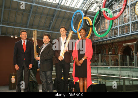 Giugno 08, 2011 - Londra, Inghilterra, Regno Unito - SIGNORE COE (l) con torcia Designers Edward Barber e Jay Osgerby e ex Torchbearer DENIS Lewis con un primo sguardo al prototipo design torcia per il London 2012 Torcia Olimpica a London St Pancras International Train Station. La Torcia consentirà a 8.000 Torchbearers per portare la fiamma olimpica in tutto il Regno Unito durante il Foto Stock