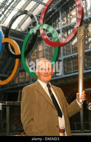 Giugno 08, 2011 - Londra, Inghilterra, Regno Unito - Torchbearer dal 1948 Torcia Olimpica PLAYFOOT AUSTIN con un primo sguardo al prototipo design torcia per il London 2012 Torcia Olimpica a London St Pancras International Train Station. La Torcia consentirà a 8.000 Torchbearers per portare la fiamma olimpica in tutto il Regno Unito durante la 70-relè giorno a partire da Land's End o Foto Stock