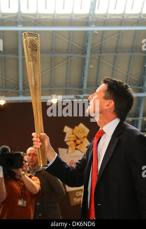 Giugno 08, 2011 - Londra, Inghilterra, Regno Unito - Signore SEBASTIAN COE con un primo sguardo al prototipo design torcia per il London 2012 Torcia Olimpica a London St Pancras International Train Station. La Torcia consentirà a 8.000 Torchbearers per portare la fiamma olimpica in tutto il Regno Unito durante la 70-relè giorno a partire da Land's End il 19 maggio del prossimo anno. (Credito Immagine: © Theodo Foto Stock