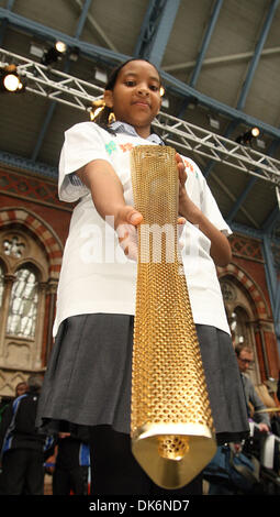 Giugno 08, 2011 - Londra, Inghilterra, Regno Unito - 15-anno-vecchio NICOLE facile con un primo sguardo al prototipo design torcia per il London 2012 Torcia Olimpica a London St Pancras International Train Station. La Torcia consentirà a 8.000 Torchbearers per portare la fiamma olimpica in tutto il Regno Unito durante la 70-relè giorno a partire da Land's End il 19 maggio del prossimo anno. (Credito Immagine: © Foto Stock