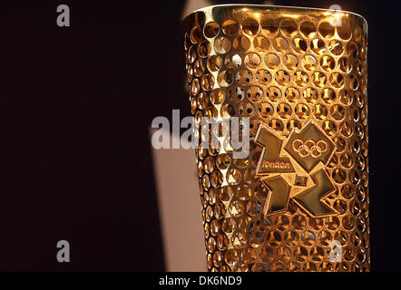 Giugno 08, 2011 - Londra, Inghilterra, Regno Unito - primo sguardo al prototipo design torcia per il London 2012 Torcia Olimpica a London St Pancras International Train Station. La Torcia consentirà a 8.000 Torchbearers per portare la fiamma olimpica in tutto il Regno Unito durante la 70-relè giorno a partire da Land's End il 19 maggio del prossimo anno..(Immagine di credito: © Theodore Liasi/ZUMAPRESS.com) Foto Stock