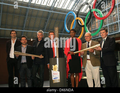 Giugno 08, 2011 - Londra, Inghilterra, Regno Unito - Ex Torchbearer LOCOG e membro del consiglio di amministrazione JONATHAN EDWARDS, ex Torchbearer Denise Lewis, AUSTIN PLAYFOOT - un Torchbearer dal 1948 Torcia Olimpica, Signore SEBASTIAN COE e torcia Designers Edward Barber e Jay Osgerby con un primo sguardo al prototipo design torcia per il London 2012 Torcia Olimpica a Londra di San Foto Stock