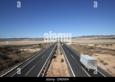 Autovia Murcia, la A-30 tra Murcia e Cartagena che illustra le nuove strade con relativamente traffico leggero in Spagna Foto Stock