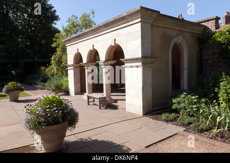 Vista della regina Elisabetta, la Regina madre di giardino a Walmer Castle, trattare, Kent Foto Stock