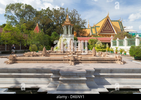 Angkor Wat modello nei giardini del palazzo reale di Phnom Penh, Cambogia Foto Stock