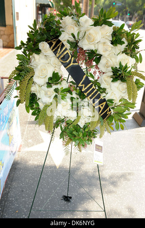 Andy Williams' 'Star' sulla Hollywood Walk of fame in Hollywood - Omaggio Floreale / Fiori di Los Angeles in California - 26.09.12 Foto Stock